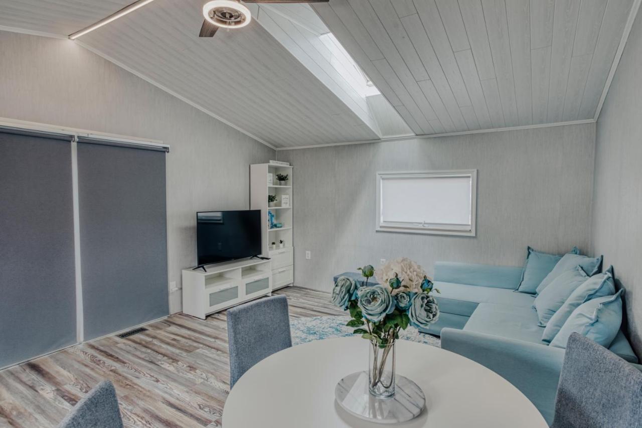 Modern & Cozy Stand-Alone Apartment - Perfect Stay Painted Post Exterior photo